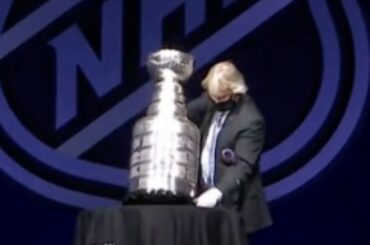 Tout le monde soit cool, la #StanleyCup regarde ...