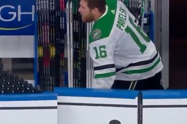Joe Pavelski (@ jpav8) ouvre toujours la porte à Dobby avant chaque match. #Stanl ...