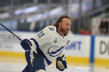Steven Stamkos est en phase d'échauffement ... #StanleyCup

: @nhlonnbcsports
: @sportsnet ...