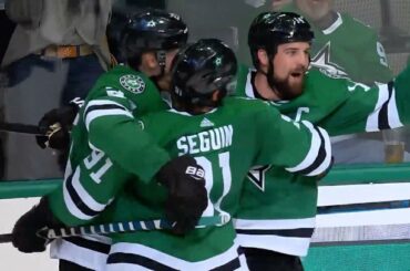 "La première chose que j'ai vue était une très mauvaise coiffure."

Tyler Seguin et Jamie Benn ha ...