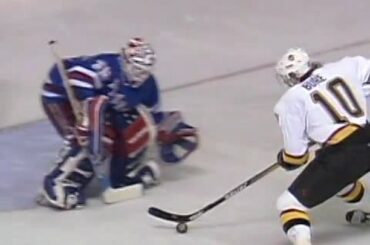 7 juin 1994. #StanleyCup Final.

Il n'y a pas de meilleure façon de célébrer le bir de Mike Richter ...