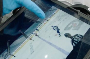 Des iPad aux micros d'arbitre, l'équipe des opérations techniques de la LNH garde la #StanleyCup Playof ...