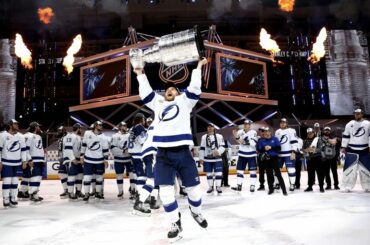 La #StanleyCup pèse 34,5 lb.

Quand vous le gagnez, c'est en apesanteur ...