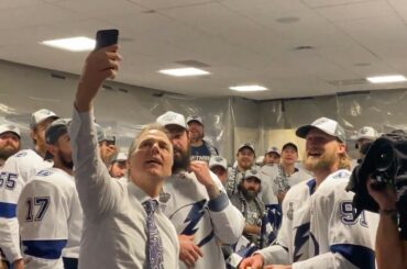 Le propriétaire du @tblightning, Jeff Vinik, félicite les garçons. #Coupe Stanley...