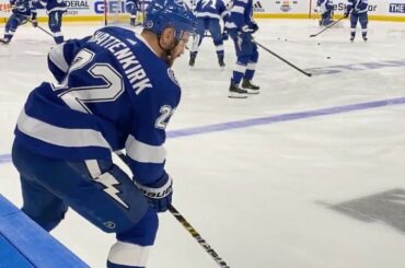 Je dois échauffer ces mains magiques de Kevin Shattenkirk (@shattdeuces). #Coupe Stanley
...