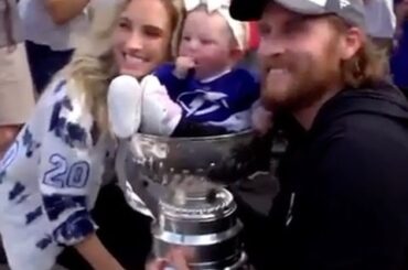 Bisous partout pour Blake Coleman (@ bcoles25). #Coupe Stanley

(@TBLightning) ...