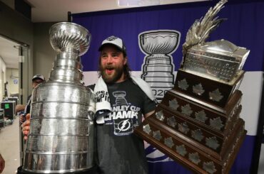 Réservations pour trois. #Coupe Stanley...