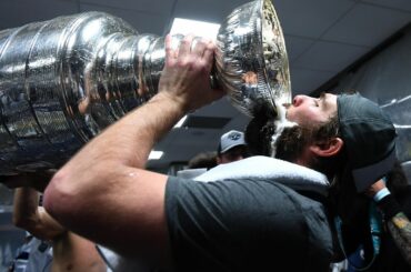 Une fois qu'il a touché vos lèvres, c'est tellement bon. @pattymaroon #StanleyCup ...