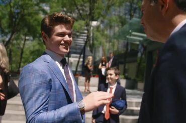 Même virtuellement, le plan de câlin familial est CLÉ.

Regardez le #NHLDraft commençant demain ...