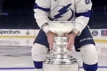 Vous me faites tourner la #StanleyCup (@tblightning) ...