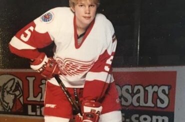 @USAHockeyNTDP
 @umichhockey
 @DetroitRedWings

Jon Merrill complète le Mi ...