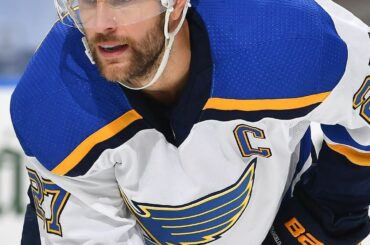 Les @vegasgoldenknights ont renforcé leur ligne bleue d'une manière ÉNORME avec l'ajout ...