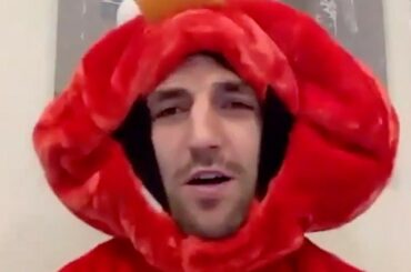 La la la la, le monde de Patrice Bergeron. #HockeyHalloween (@nhlbruins) ...