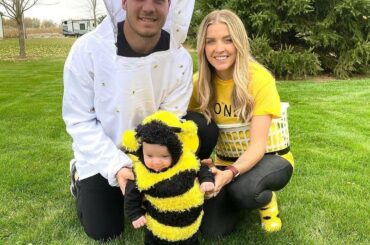 Bo est toujours bourdonnant. #HockeyHalloween

(@bohorvat) ...