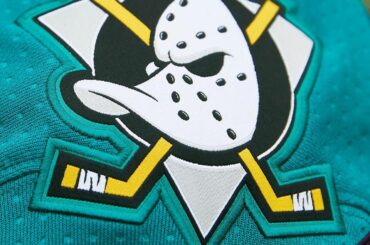 Attendez de voir ces maillots #ReverseRetro Pacific Division de @adidashockey! ...