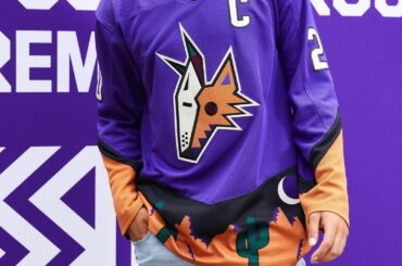 TOUJOURS pas sur ces maillots @ArizonaCoyotes #ReverseRetro de @adidashockey. ...