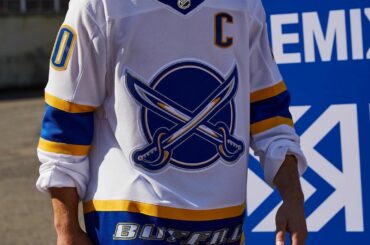 Ambiance du début des années 2000 pour les @BuffaloSabres. #ReverseRetro par @adidashockey ...