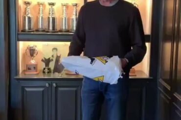 Mario Lemieux portant son nouveau pull #ReverseRetro de @adidashockey est tellement complet ...