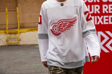 Classique tissé via les @detroitredwings.

#ReverseRetro @adidashockey ...