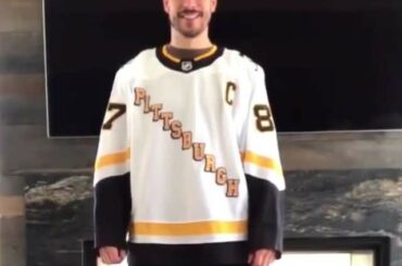 Sidney Crosby dans son maillot #ReverseRetro est le cadeau qui ne cesse de donner. (@p ...