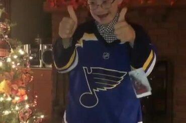 Torey Krug (@krugtorey) s'est assuré de connecter Liam "Fist Bump Kid" Fitzgerald avec ...