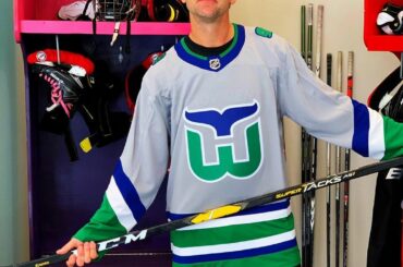 Justin Williams vient de rater ces maillots @canes x Whalers #ReverseRetro de @adi ...