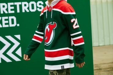 Rien de tel que les @njdevils rouge, blanc et vert.

Acheter #ReverseRetro par @adidas ...