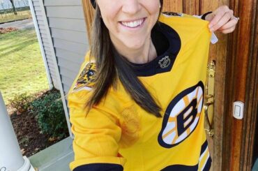 Bien dans le @nhlbruins #ReverseRetro, Meghan Duggan (@ mduggan10)!

(: @m ...