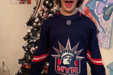 Gaten Matarazzo adore le Liberty.

Achetez #ReverseRetro par @adidashockey maintenant ...