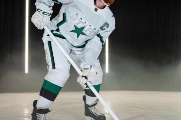 Jetez un œil au kit complet @dallasstars #ReverseRetro!

Achetez maintenant Adidas.com/ho ...