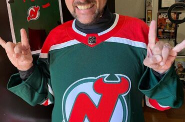 @thatkevinsmith est prêt à basculer dans les tout nouveaux fils @njdevils #ReverseRetro! ...