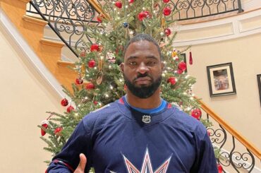 Justin Tuck's rockin 'around dans son nouveau maillot #ReverseRetro de @adidashockey. ...