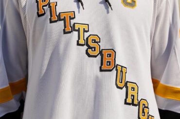 Le script diagonal @penguins est de RETOUR.

Boutique #ReverseRetro par @adidashockey no ...