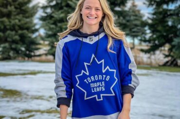 Renata Fast est tout sourire dans son nouveau maillot #ReverseRetro @mapleleafs de @adidas ...