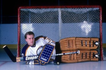 Tom Barrasso prenant la pose est probablement la photo d'archive la plus drôle que nous ayons trouvée ...