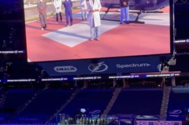 Les travailleurs de première ligne de la région de Tampa Bay présentent le @tblightning avant le ...
