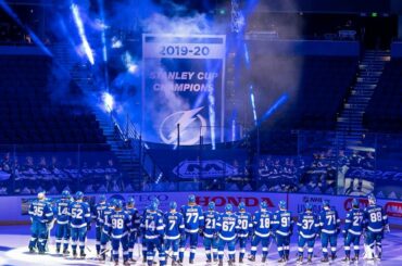 Pour les yeux du monde du hockey!

La bannière des champions #StanleyCup 2020 pour le @tbl ...
