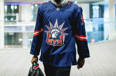 OK @immanuelquickley__ a l'air trop propre dans le pull #ReverseRetro.  (@nyr ...