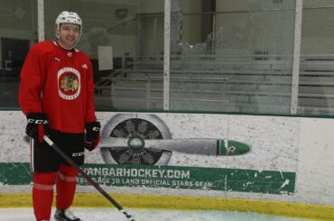 Pierre froide Philipp Kurashev (@nhlblackhawks) ...