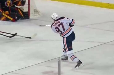 Ce ne serait pas la bataille de l'Alberta sans Connor McDavid (@ mcdavid97) marquant ...