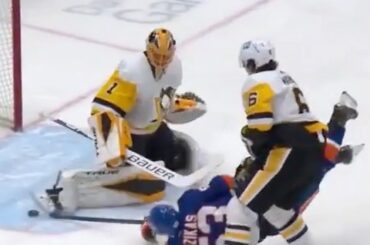Ouais, Casey Cizikas vient de faire CELA.  ...