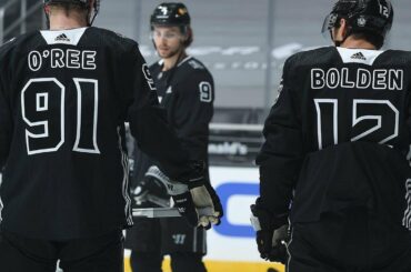 Dans le cadre de #NHLBlackHistory, les @lakes ont honoré Willie O'Ree et Blake Bolden ....