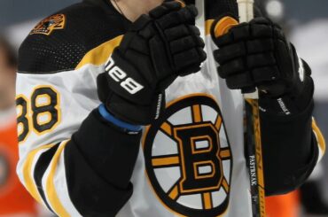 Gaffes de gardien, scores étranges et plus dans le dernier épisode de Weird NHL!  ...