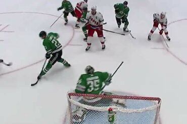 Jordan Staal a laissé tomber ça parfaitement pour @ssebastianaho ....