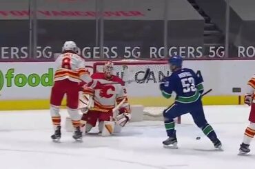 Ce mouvement de rondelle en avantage numérique est à chaque fois pour les @canucks ...
