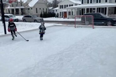 Vous devez les commencer jeunes, n'est-ce pas Joe Vitale?  #NHLOutdoors au lac Tahoe le ...