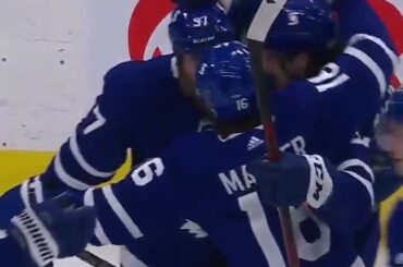 Joe est de retour avec les enfants et @austonmatthews adore ça ...