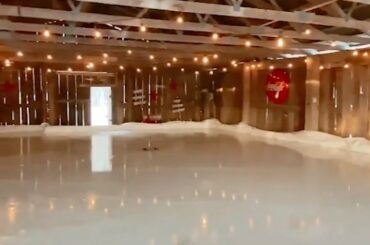 Cette grange est une beauté!  #NHLOutdoors à Lake Tahoe les 20 et 21 février sur @NHLonNBC ...