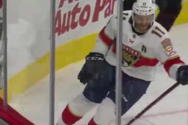 Jonathan Huberdeau (@ jonnyhuby11) a pris cette rondelle pour un riiiiiiip ....