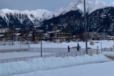 En direct de Laax, Suisse.  #NHLOutdoors commence demain à 3 HE sur @NHLonNBC ...